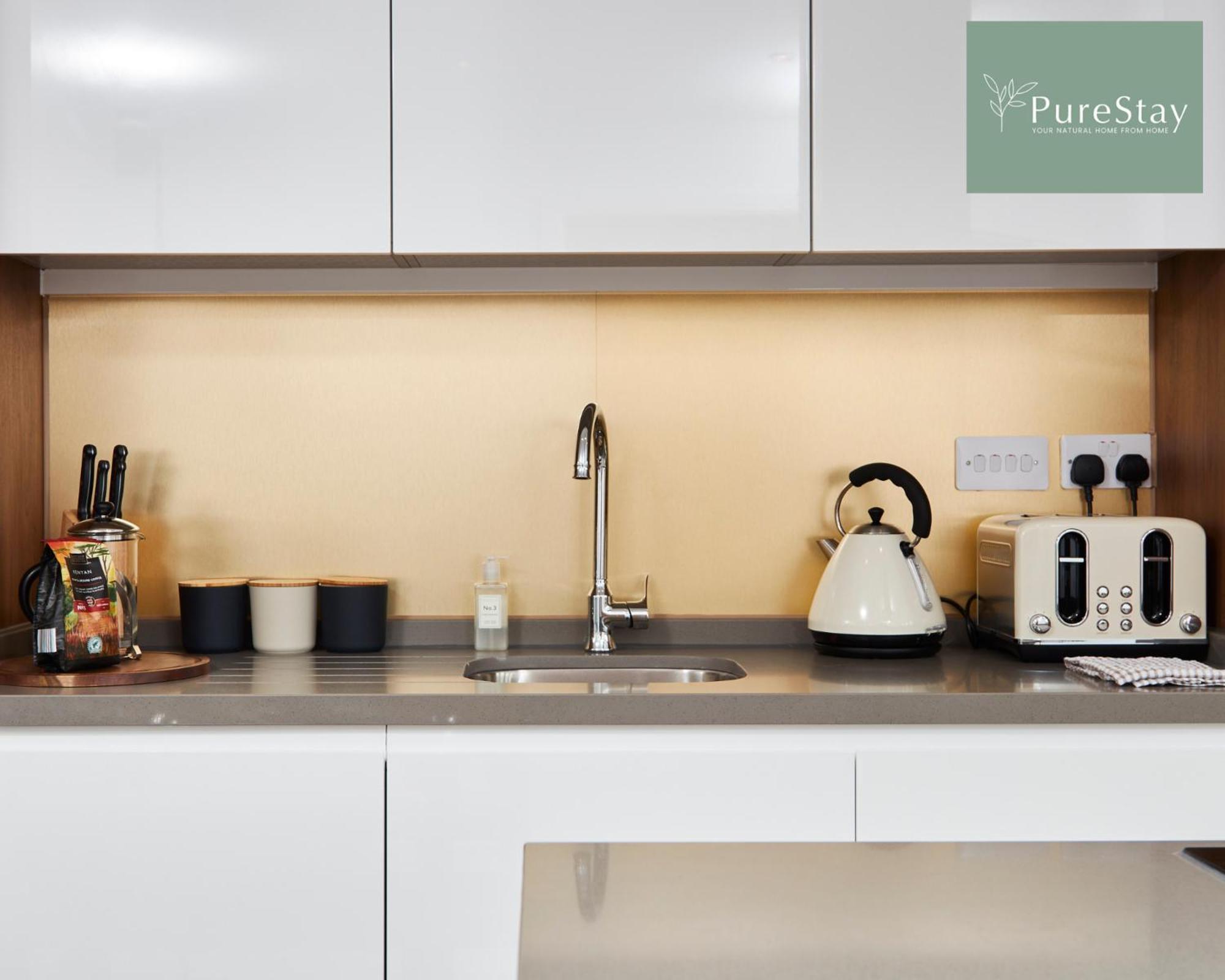 Stunning 5 Bed Manchester House With Parking By Purestay Short Lets & Serviced Accommodation ภายนอก รูปภาพ