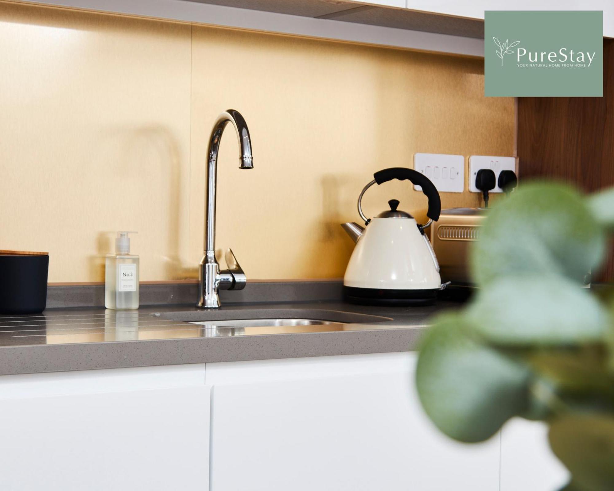 Stunning 5 Bed Manchester House With Parking By Purestay Short Lets & Serviced Accommodation ภายนอก รูปภาพ